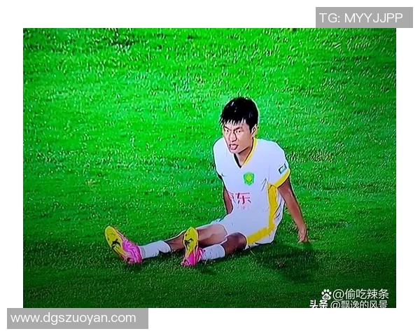 足球球星赛场突发腿部抽筋顽强坚持完成比赛引发热议